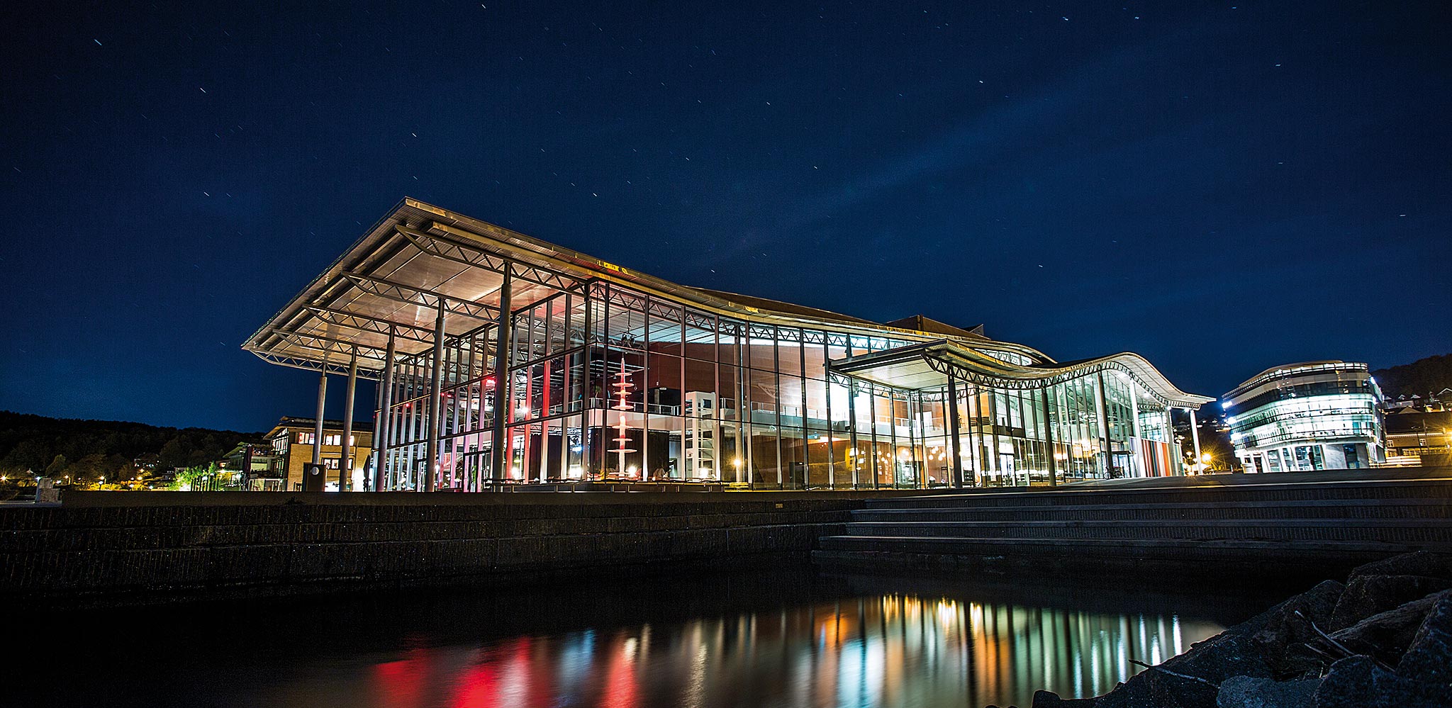 Bilde av Bølgen kulturhus, natt