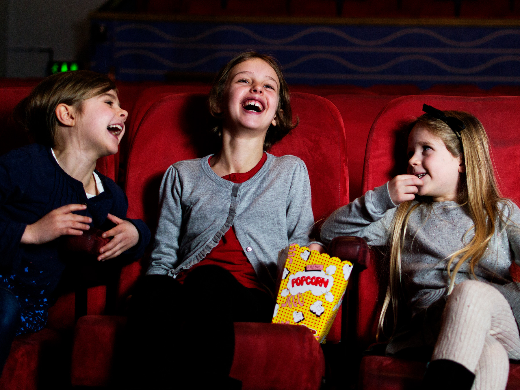 Bilde av barn som spiser popkorn på kino