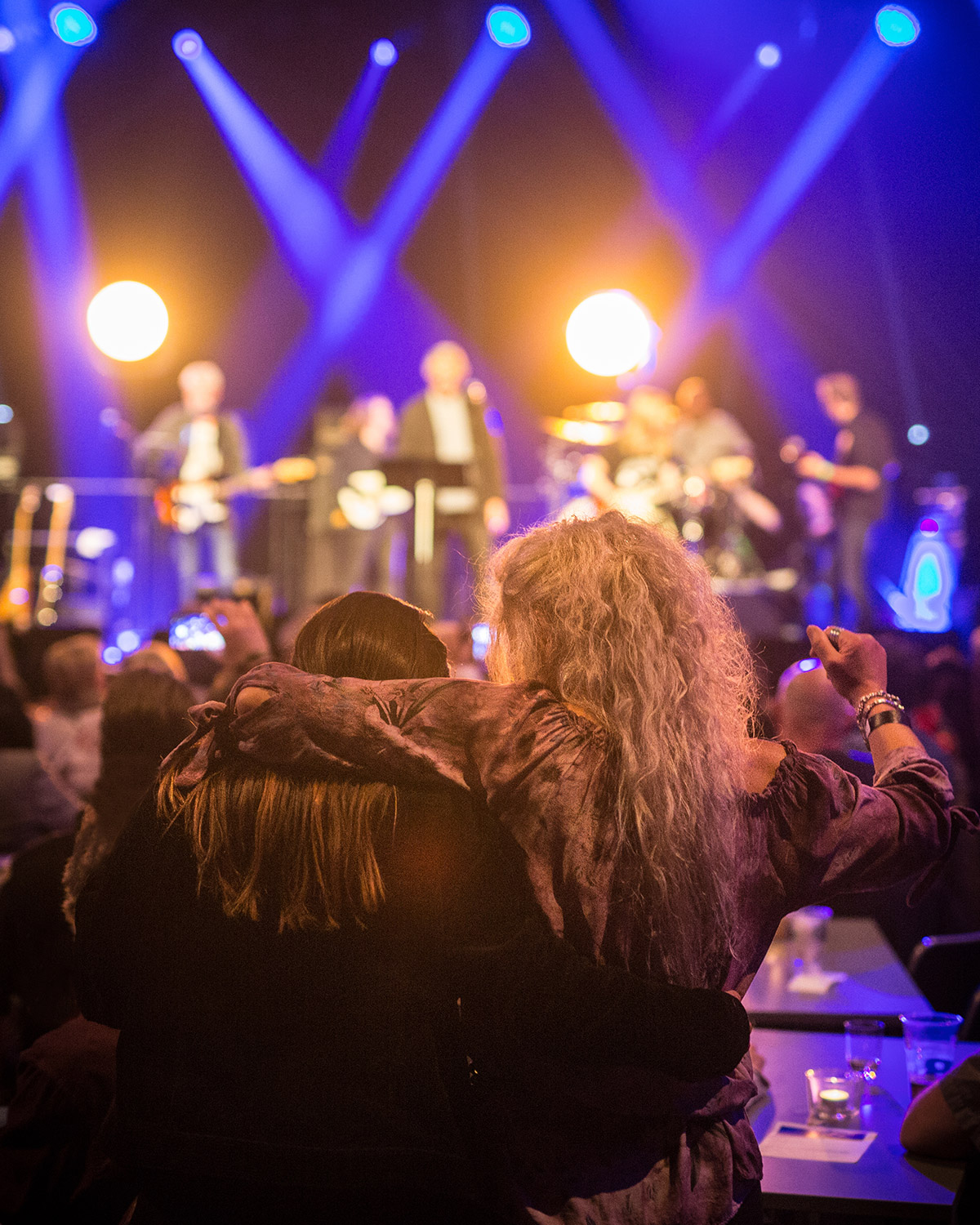 Publikum som koser seg på konsert