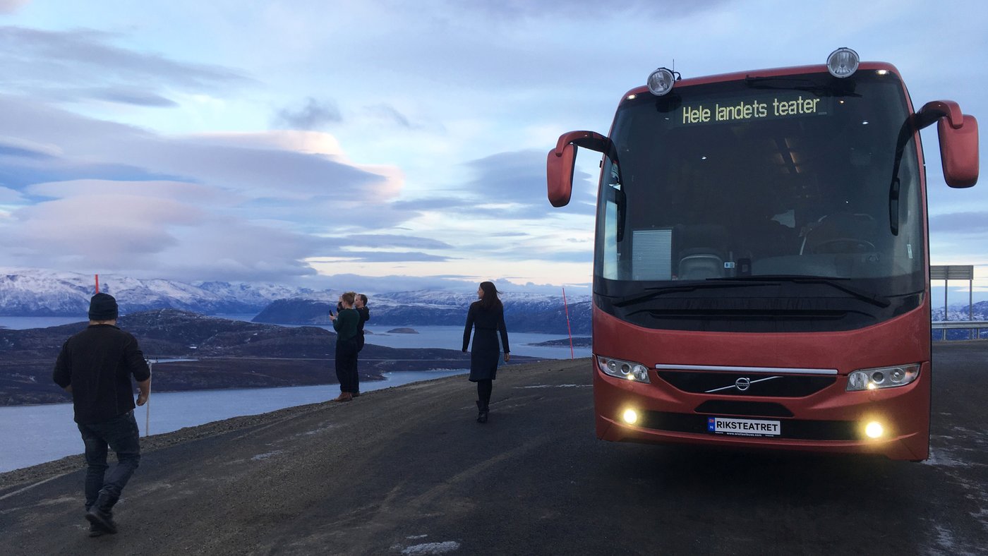 Bilde av en buss fra Riksteatret