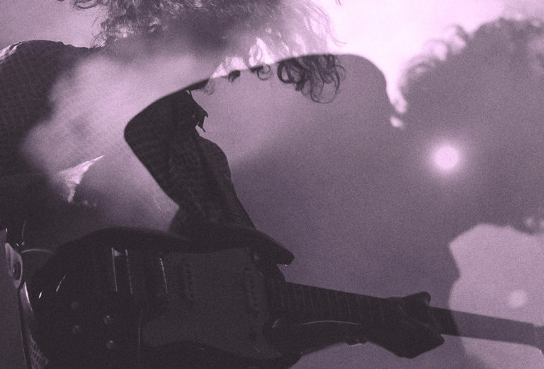 Bilde av musiker som spiller gitar